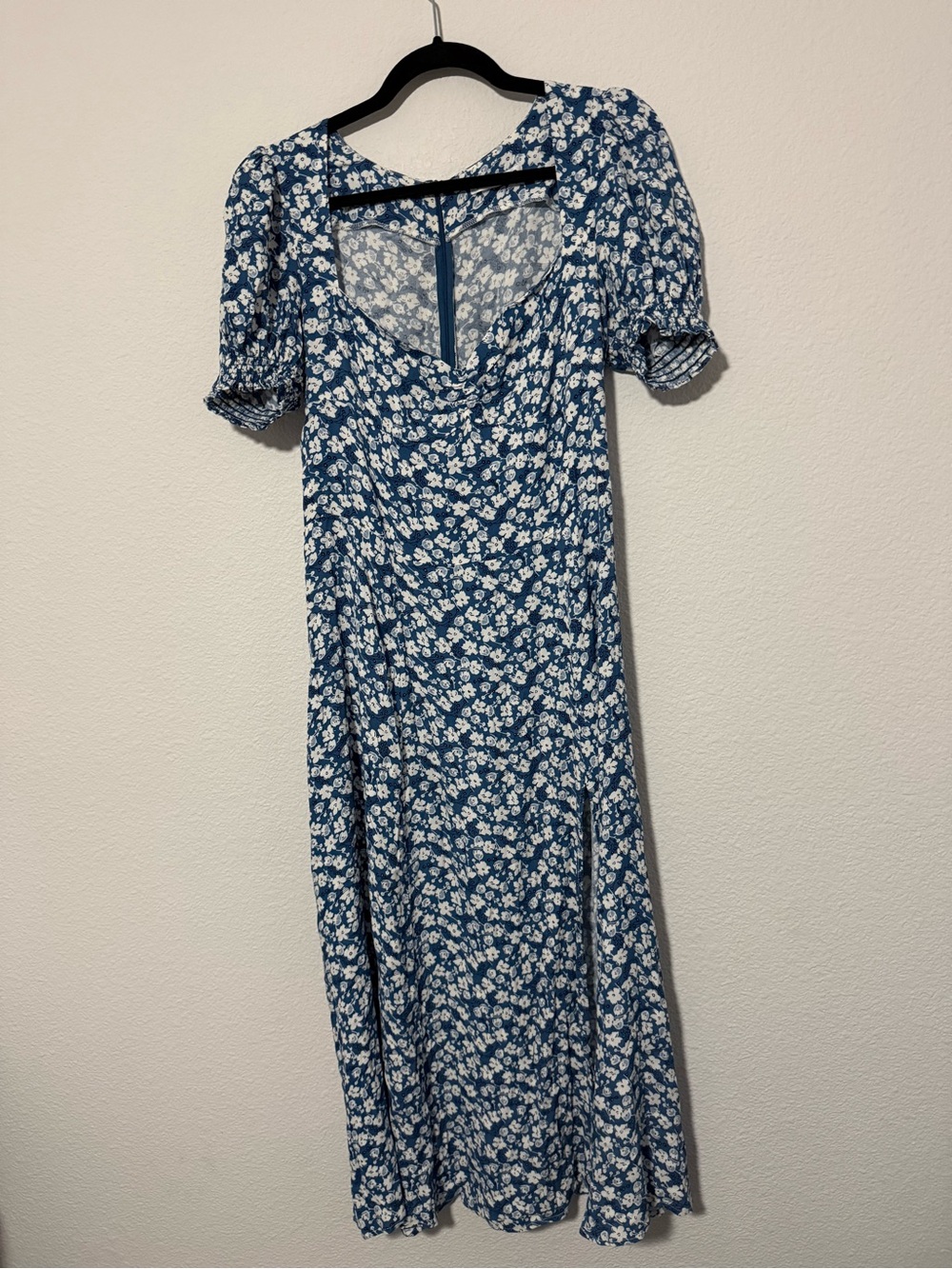Reformation Blue and White Floral Puff-Sleeve Midi Dress - Picture 2 of 16